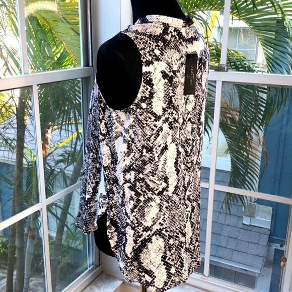 WorthingtonāBlackā&āWhiteĀ SnakeskināSleevelessāTop - Picture 3 of 7